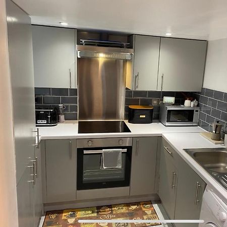 Central Private Double Bedroom In A 2Bedroom Apartment, Connected Via Underground, Overground And Many Bus Routes ลอนดอน ภายนอก รูปภาพ