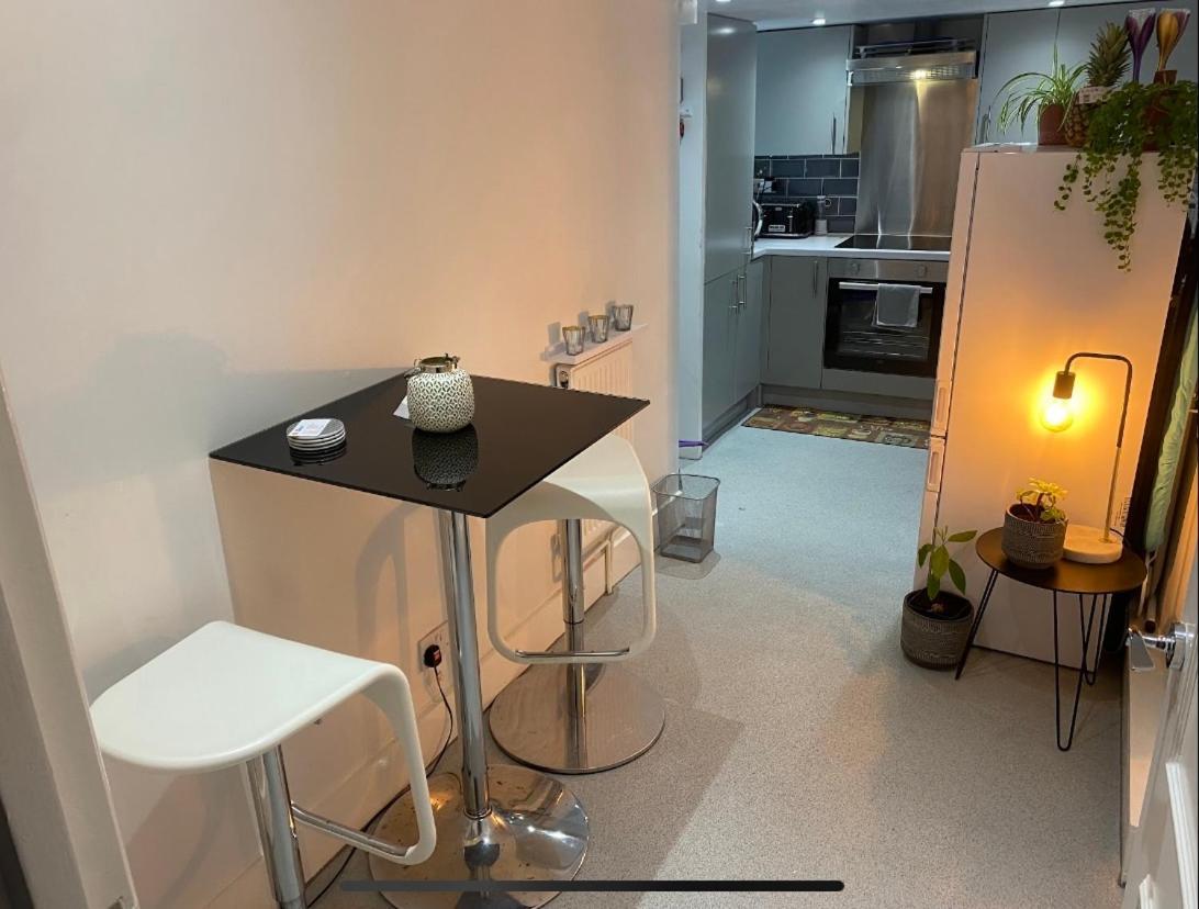 Central Private Double Bedroom In A 2Bedroom Apartment, Connected Via Underground, Overground And Many Bus Routes ลอนดอน ภายนอก รูปภาพ