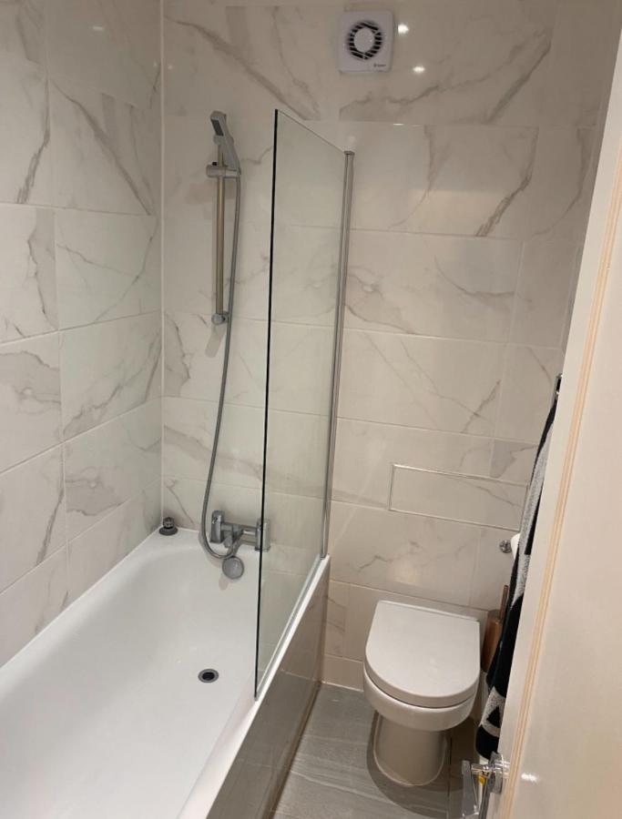 Central Private Double Bedroom In A 2Bedroom Apartment, Connected Via Underground, Overground And Many Bus Routes ลอนดอน ภายนอก รูปภาพ