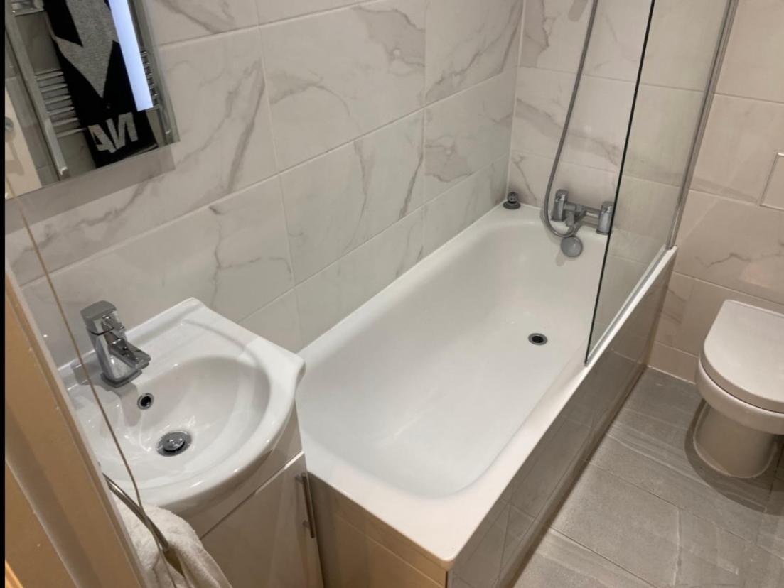 Central Private Double Bedroom In A 2Bedroom Apartment, Connected Via Underground, Overground And Many Bus Routes ลอนดอน ภายนอก รูปภาพ