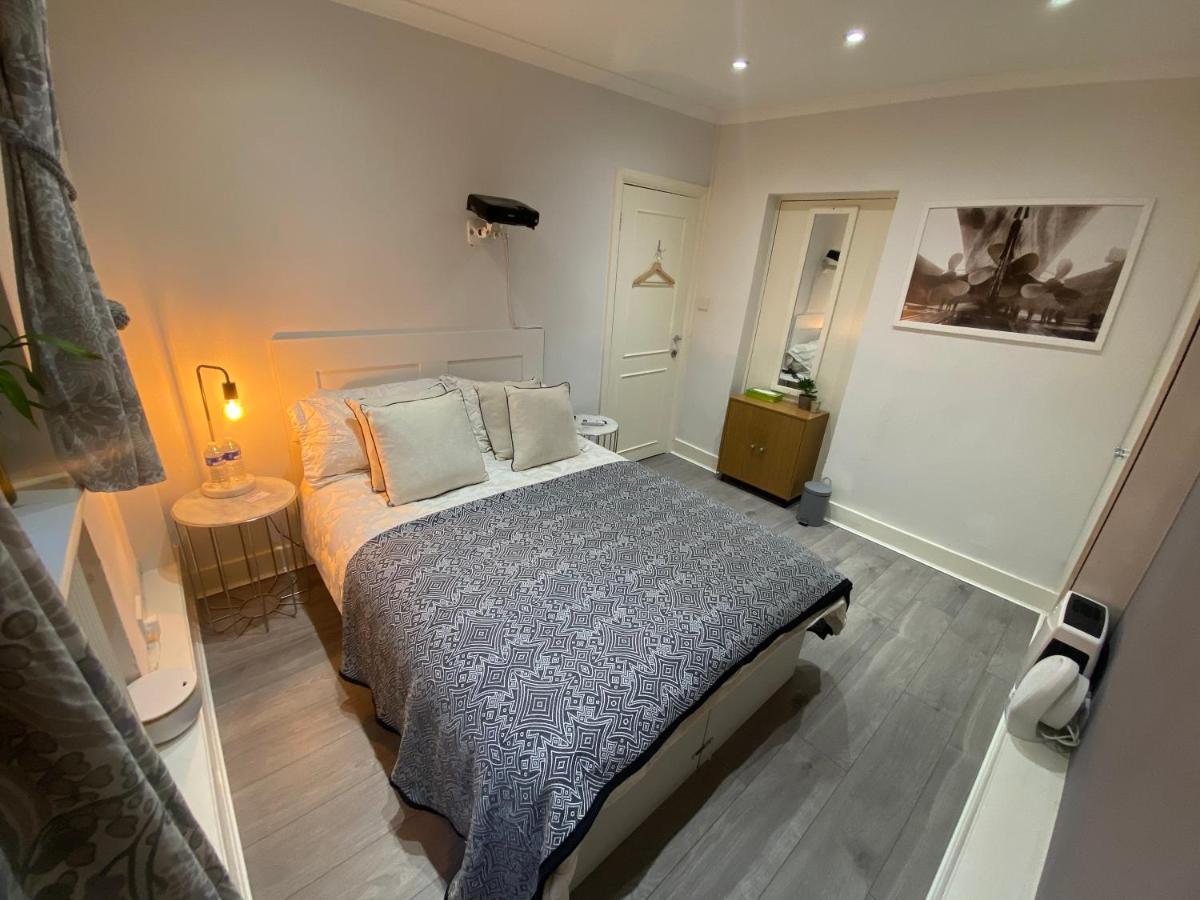 Central Private Double Bedroom In A 2Bedroom Apartment, Connected Via Underground, Overground And Many Bus Routes ลอนดอน ภายนอก รูปภาพ